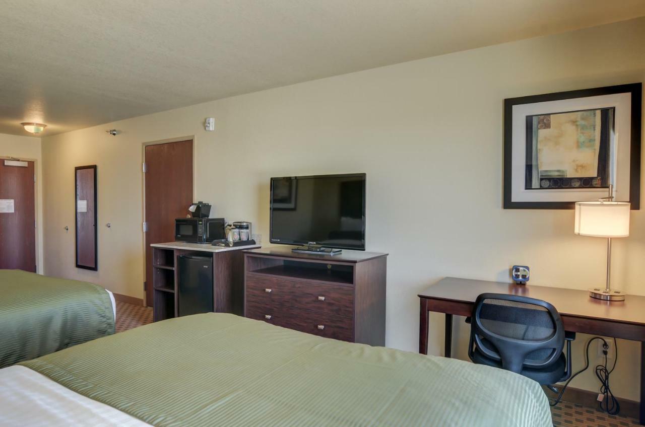 Cobblestone Inn & Suites-Kersey Екстер'єр фото