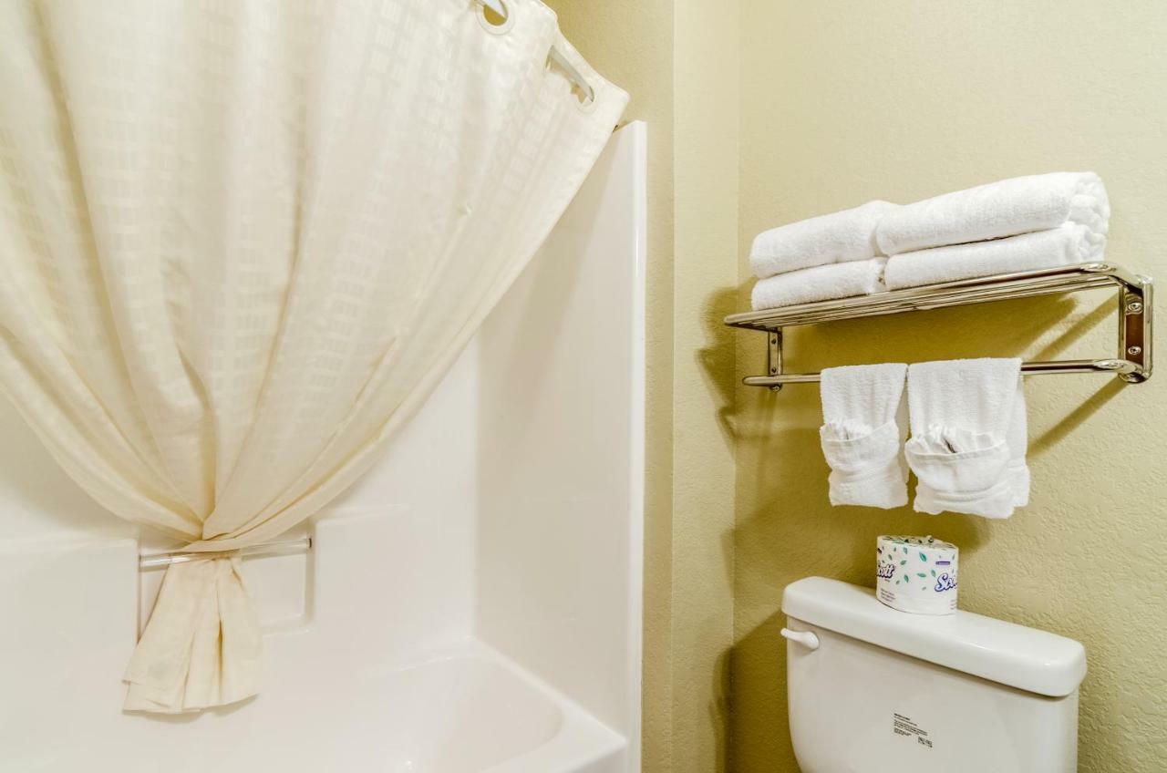 Cobblestone Inn & Suites-Kersey Екстер'єр фото