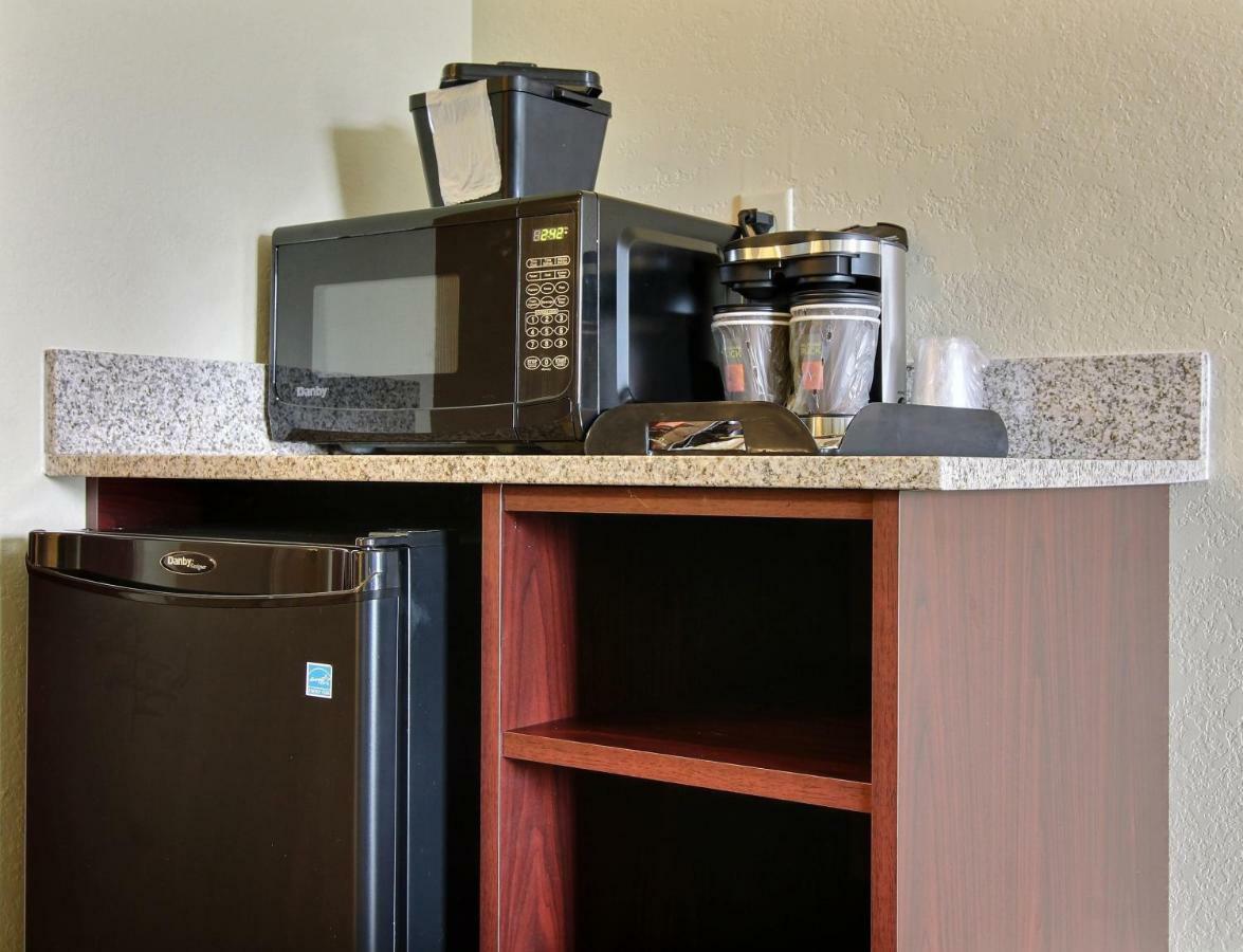 Cobblestone Inn & Suites-Kersey Екстер'єр фото