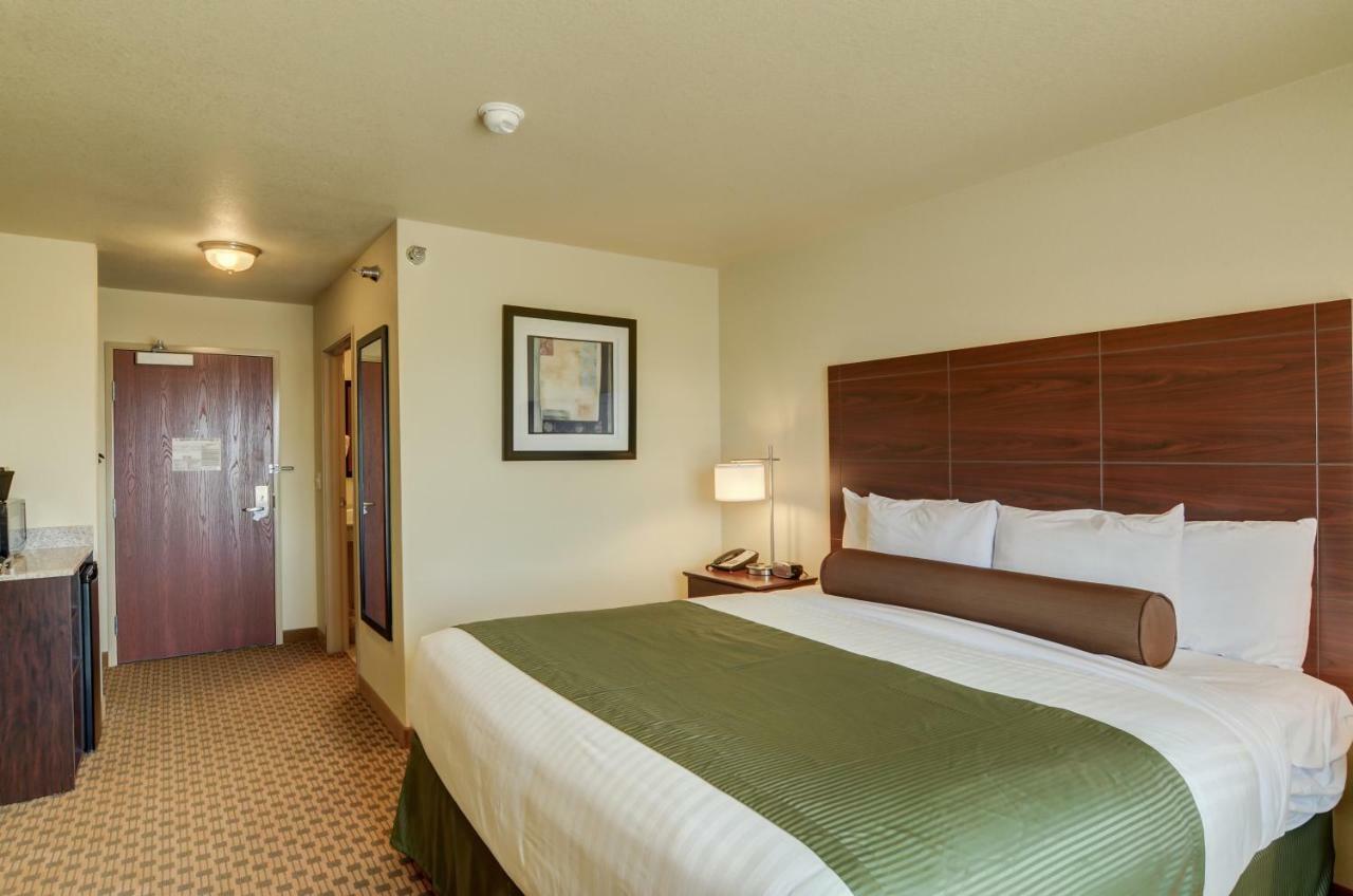 Cobblestone Inn & Suites-Kersey Екстер'єр фото