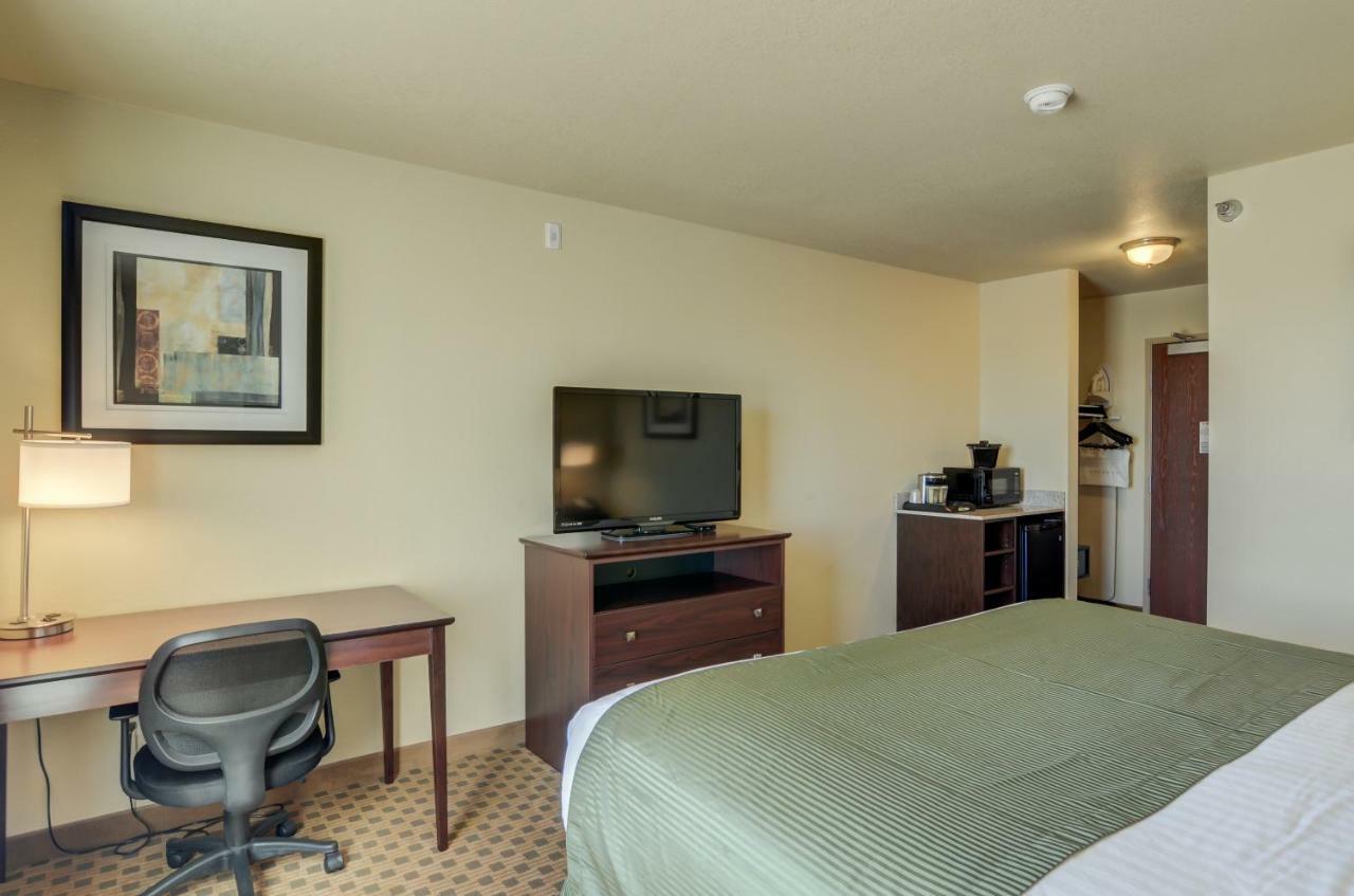 Cobblestone Inn & Suites-Kersey Екстер'єр фото