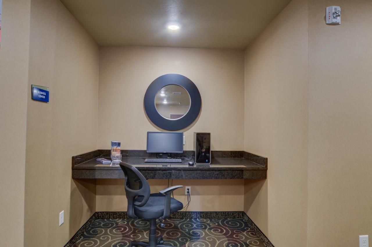 Cobblestone Inn & Suites-Kersey Екстер'єр фото