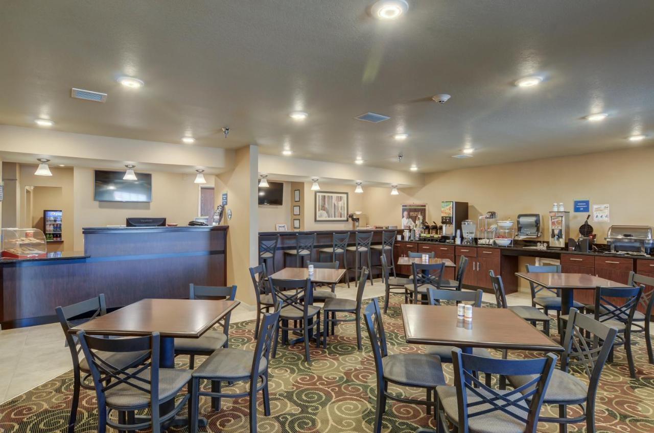 Cobblestone Inn & Suites-Kersey Екстер'єр фото