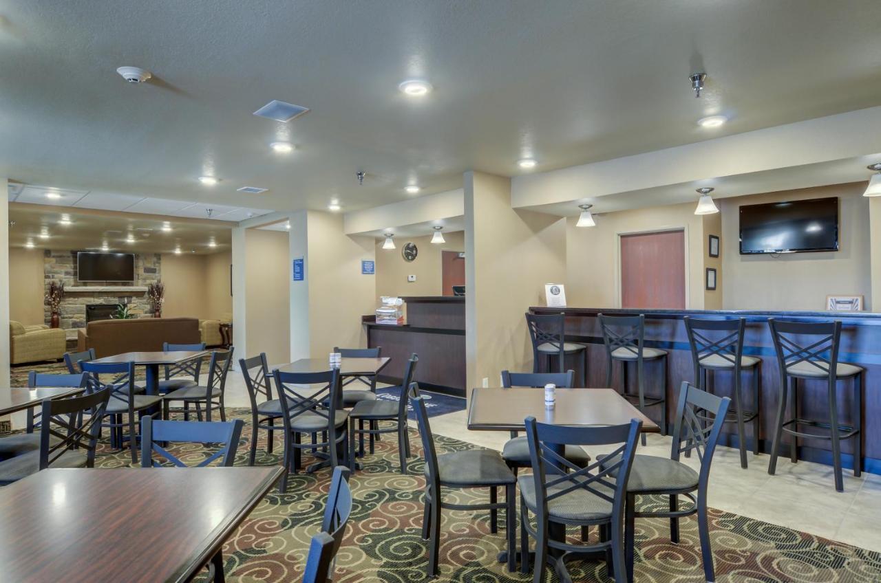 Cobblestone Inn & Suites-Kersey Екстер'єр фото