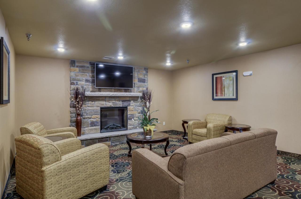 Cobblestone Inn & Suites-Kersey Екстер'єр фото