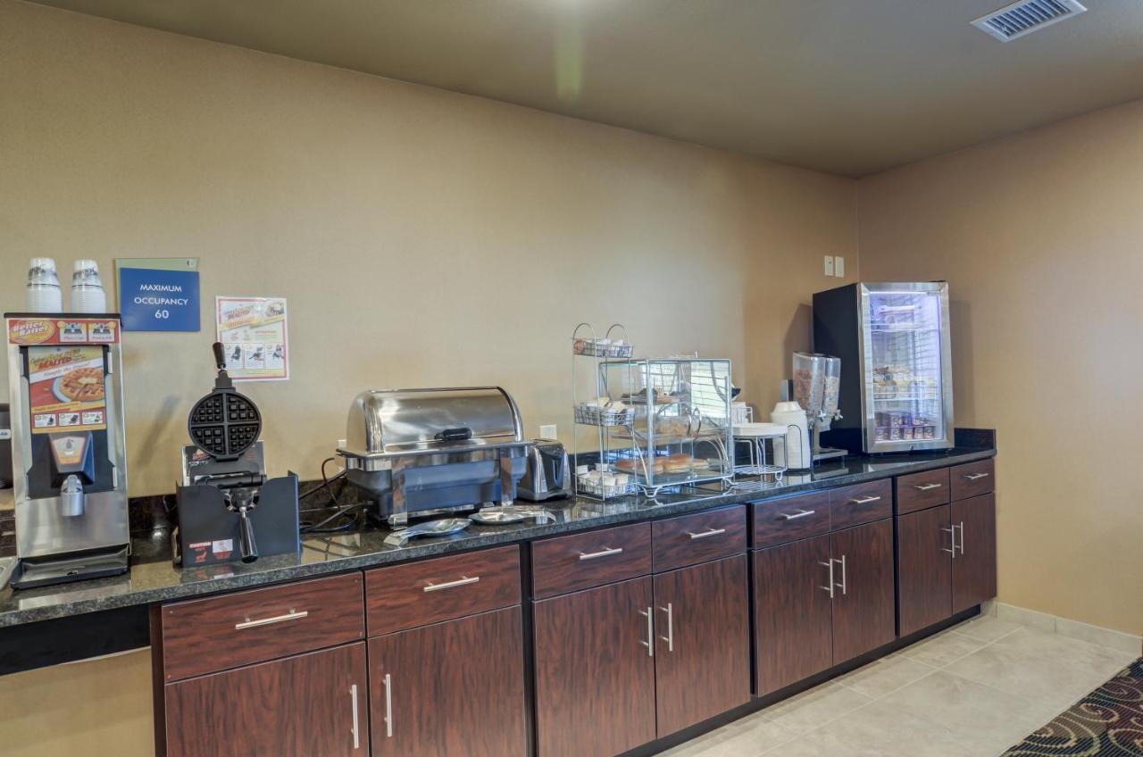 Cobblestone Inn & Suites-Kersey Екстер'єр фото